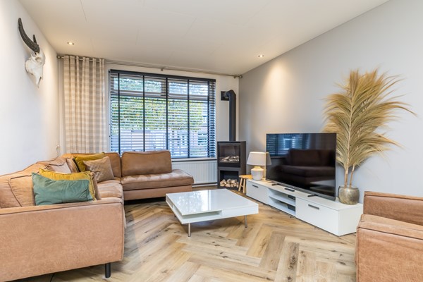 Foto - Verkocht onder voorbehoud: Instapklare gemoderniseerde hoekwoning uit 1920 met 4 slaapkamers, aanbouw met leef keuken en bijkeuken, eigen oprit (2 auto's) en een onderhoudsvriendelijke tuin gelegen op het Zuiden.